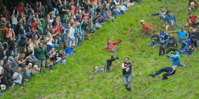 Cheese Rolling in Ighilterra