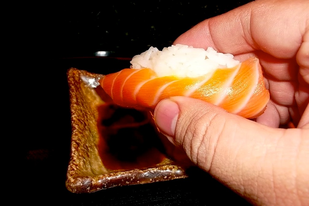 Tutto quello che sappiamo su come si mangia il sushi è sbagliato