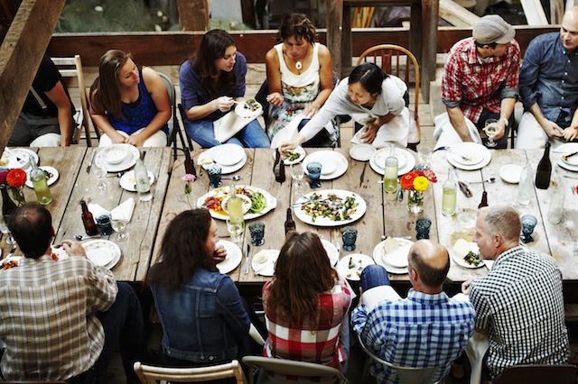 Mangiare in compagnia fa ingurgitare il 48% di cibo in più, dice uno studio