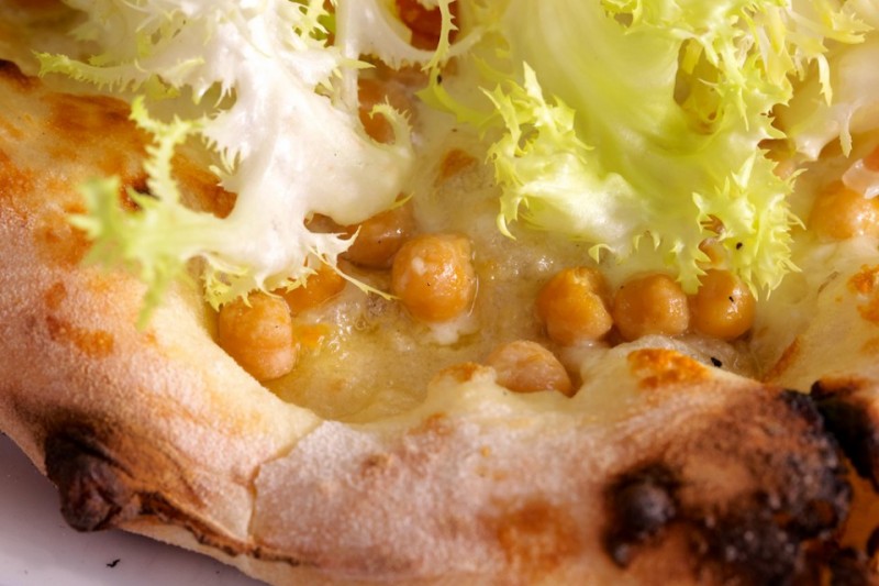 Pizza ceci lonza e scarola di Franco Pepe