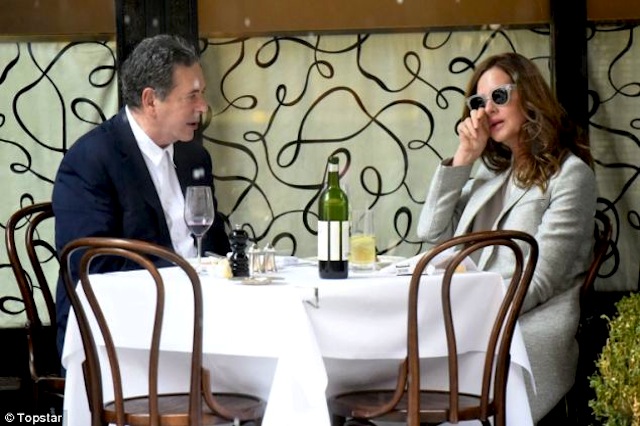 Saatchi al ristorante con Trinny Woodhall