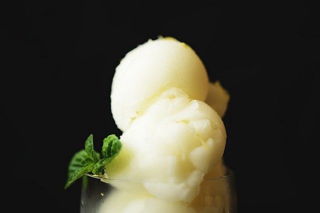 Sorbetto al limone nel bicchiere