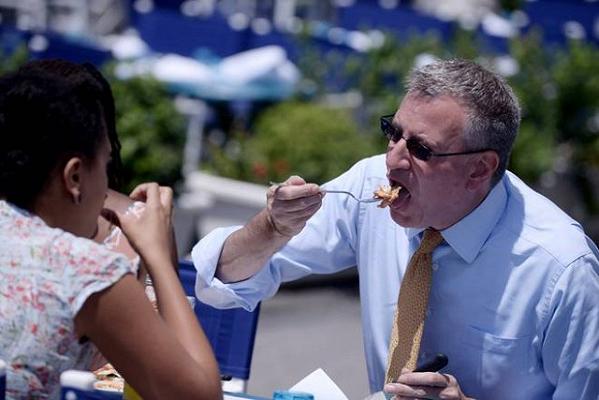 Ovviamente De Blasio l’ha rifatto, e ora ci tocca decidere se la pizza si mangia con le mani o usando forchetta e coltello