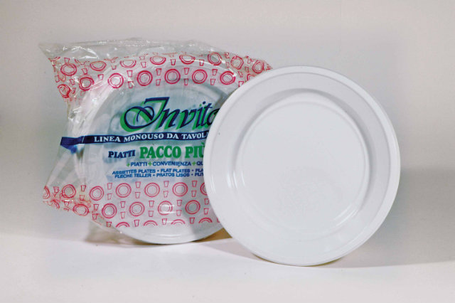 Plastica: dal 14 gennaio divieto di uso di piatti e posate usa e getta