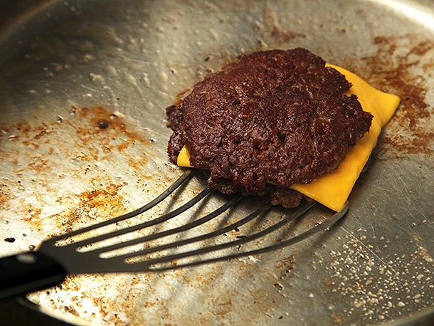 Nestlé annuncia il lancio di un bacon cheeseburger vegetale