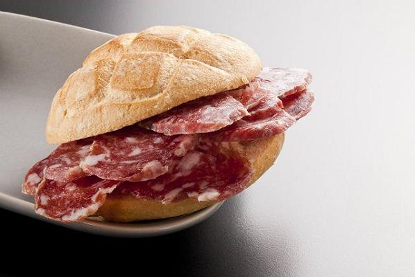 Latina, 13enne muore dopo un morso a un panino al salame, forse era allergica