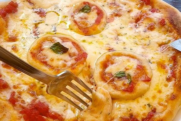 Questa pizza alla pizza è il metacibo da preparare in ogni occasione