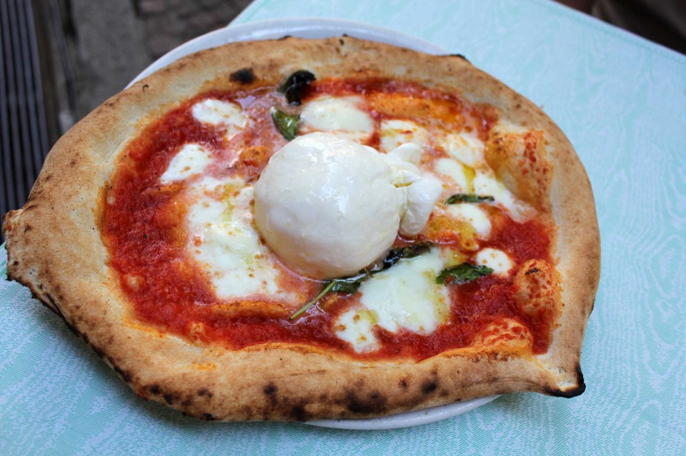 Il cheddar dattelo in faccia: la pizza si fa solo con la mozzarella. Gli italiani lo sapevano ma ora lo dice la scienza