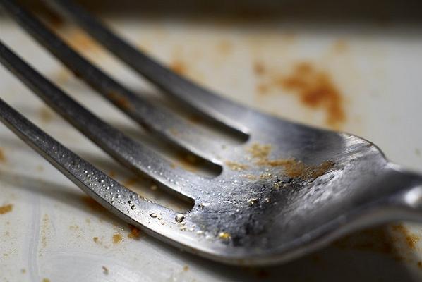 Torino, grasso sui pavimenti e alimenti marci: chiuso un ristorante in via Alessandria