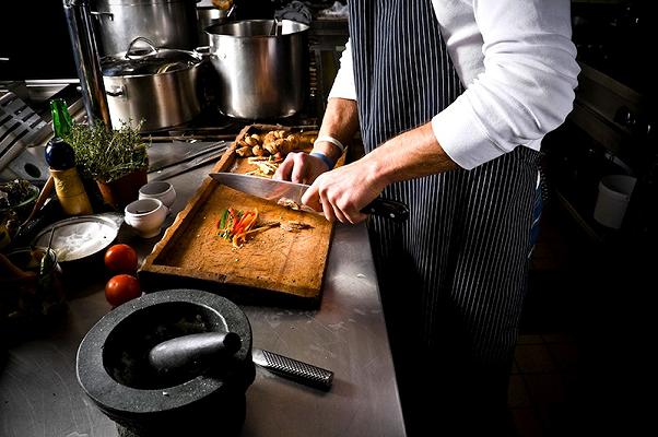 5 trucchi da rubare nelle cucine dei grandi chef per diventare cuochi migliori a casa