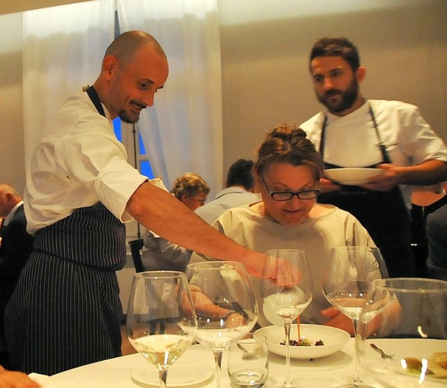Enrico Crippa con una cliente
