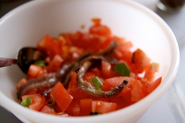 Pomodori, alici e basilico