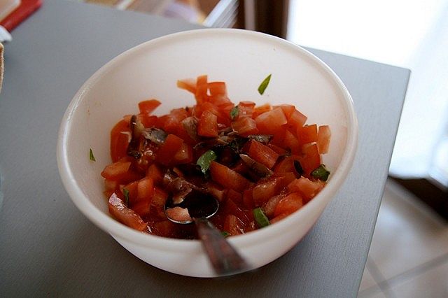 Pomodori, basilico, alici e un filo d'olio