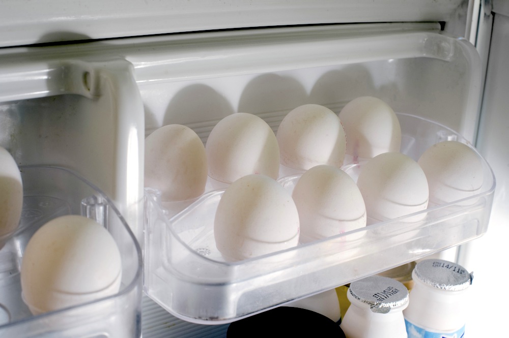 Le uova al freddo? 10 cibi che il vero intenditore non tiene in frigo