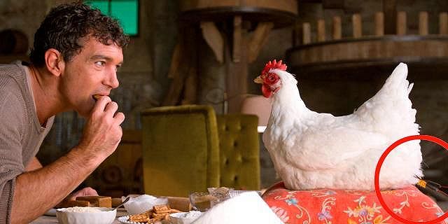 Antonio Banderas e la gallina pupazzo