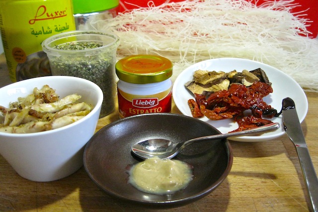 Ingredienti zuppa di noodles mediterranea