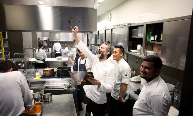 Massimo Bottura in cucina con un disco dei Beatles
