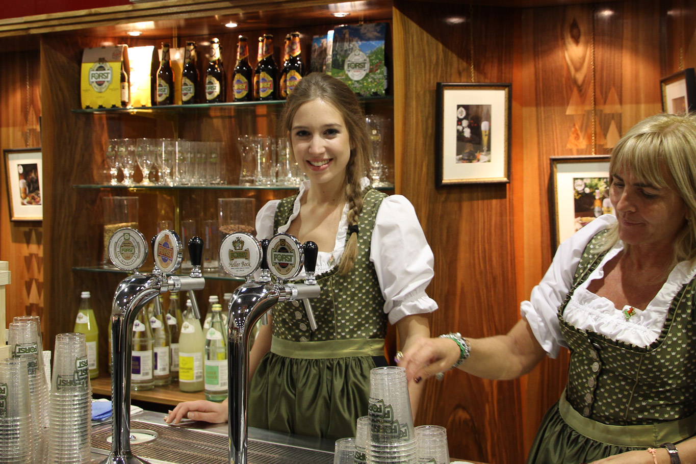 ragazza, stand birra, salone del gusto