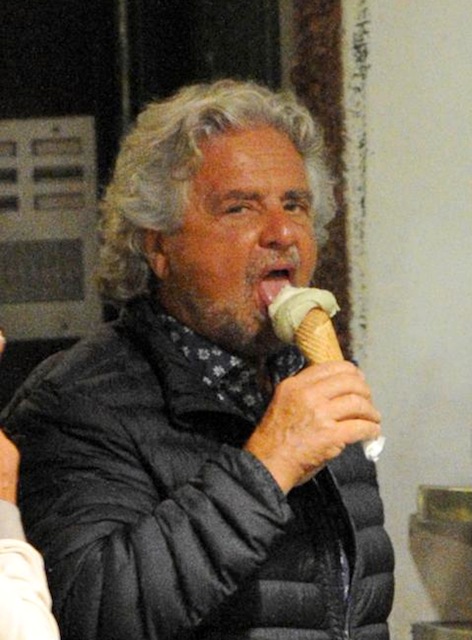 Beppe Grillo mangia il gelato