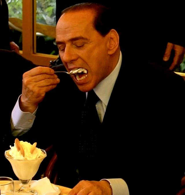 Berlusconi mangia il gelato