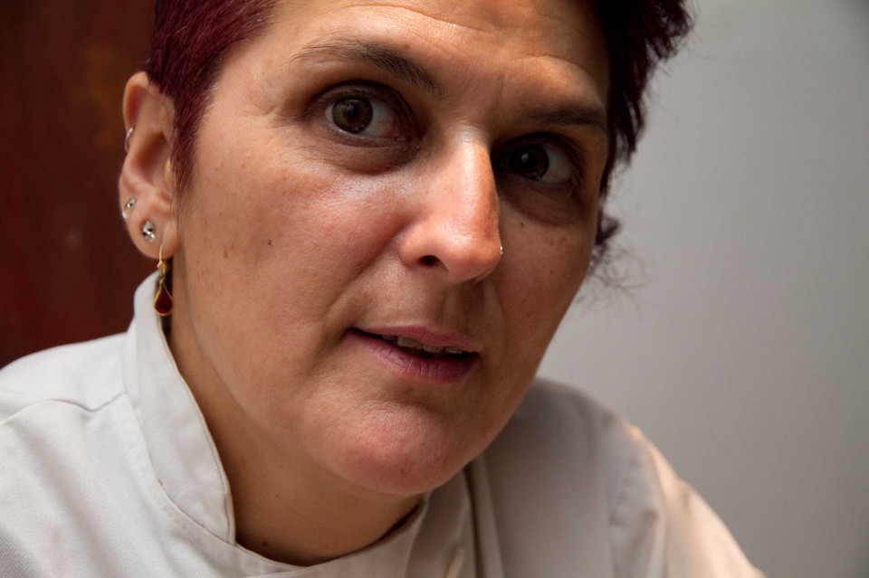 Chef Cristina Bowerman: precari protestano davanti al suo ristorante, “Basta paghe da fame”