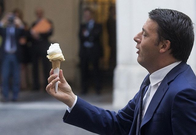 Matteo Renzi mangia il gelato