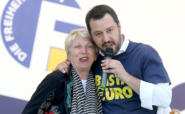 Matteo Salvini parla con il gelato