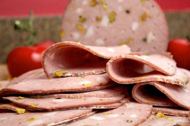Mortadella con pistacchi