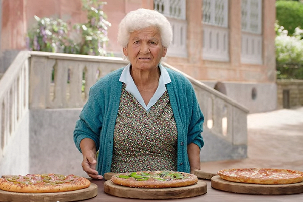 Ironico? Vi spiego perché lo spot di Pizza Hut si prende gioco della pizza napoletana e degli italiani