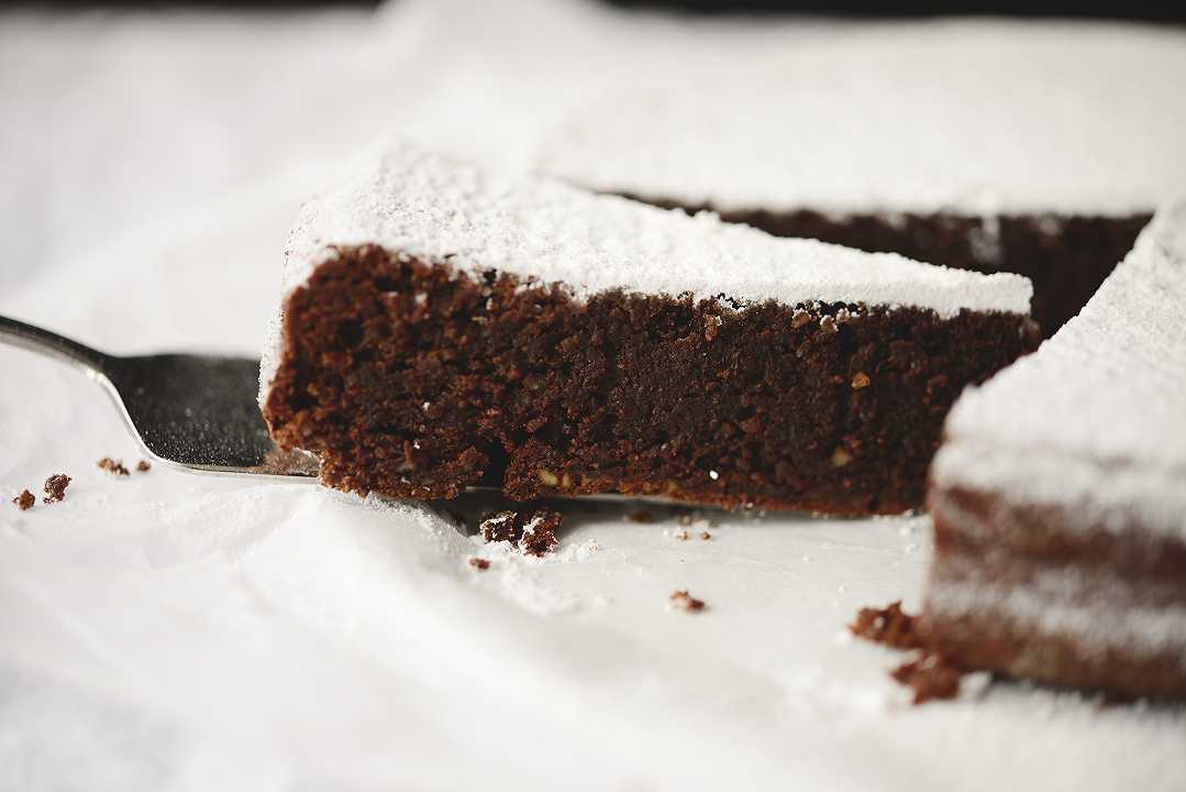 Torta caprese, la ricetta originale al cioccolato dalla consistenza morbida