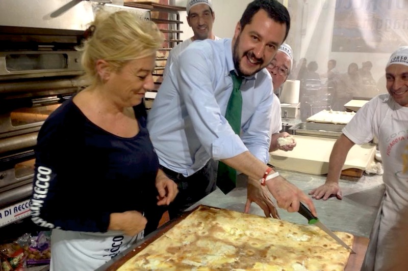 Matteo Salvini in una faccacceria genovese