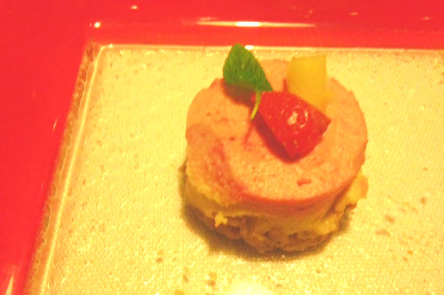 cream cake all'ananas e fragole su base di mandorle e datteri alla vaniglia