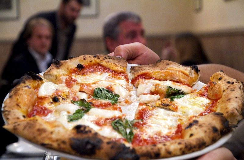 Pizza Margherita, la gatta mangiona