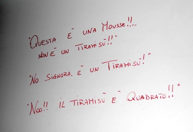 Questa è una mousse, non è un tiramisu!!! . No signorra, è un tiramisù! . No, il tiramisu è quadrato!!