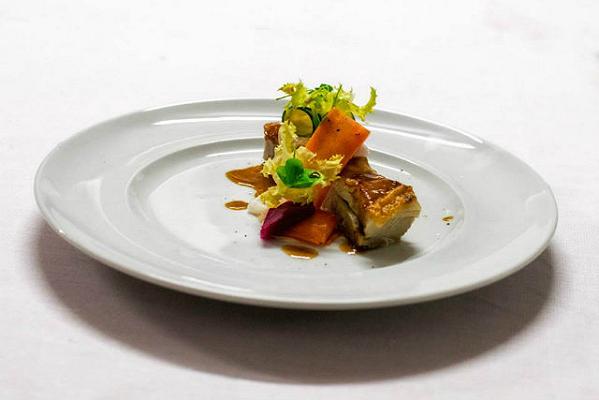 maialino con yogurt caramellato e verdure