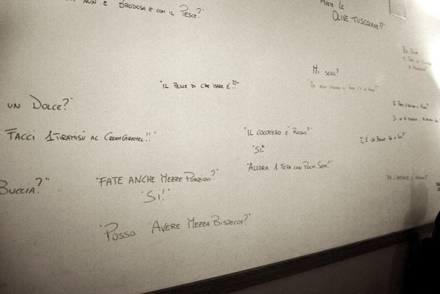 scritte assurde al Qui Se Magna
