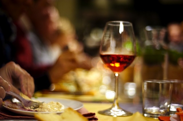 Aprire un ristorante in casa, bicchiere di vino