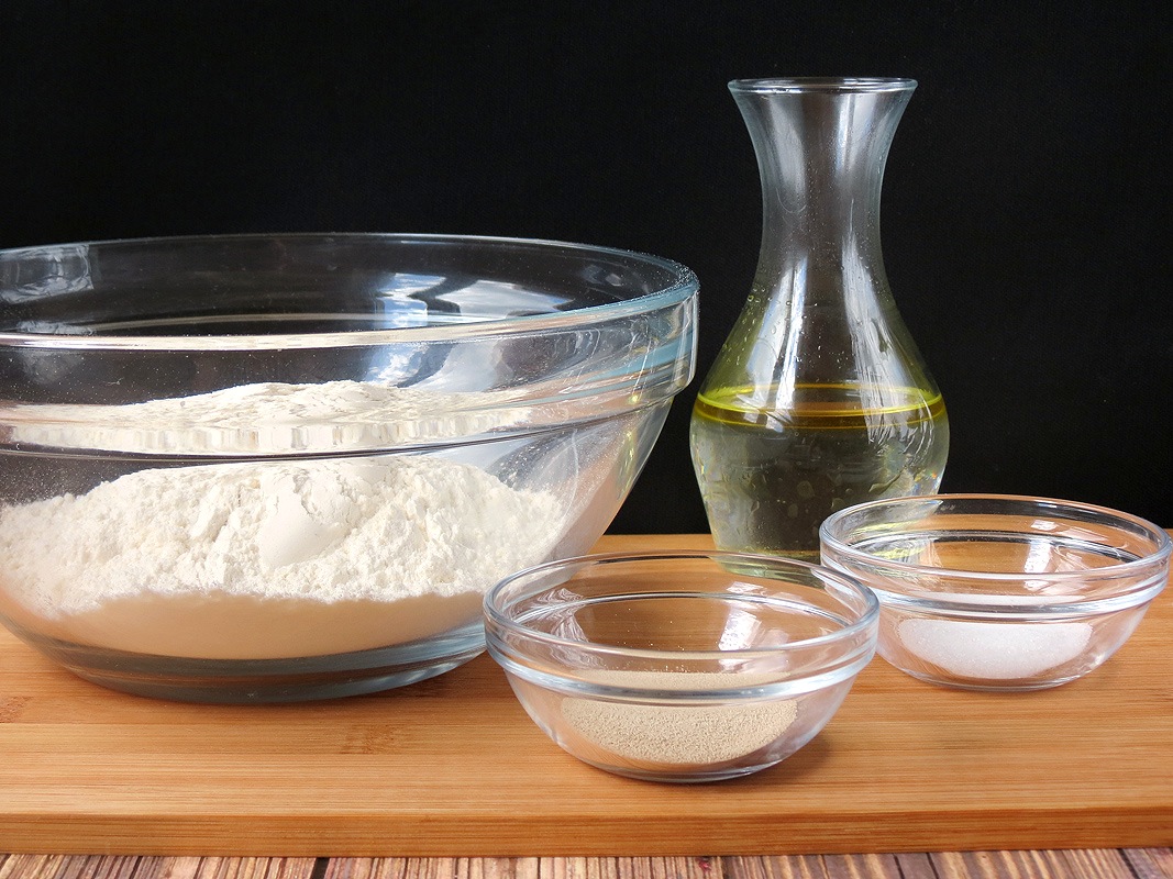 Pizza fatta in casa, farina e ingredienti