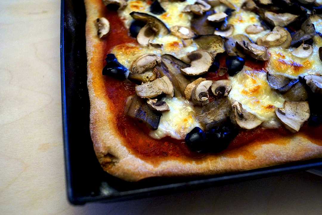 Pizza fatta in casa: come si usa, dove si compra, quanto costa una teglia in ferro blu