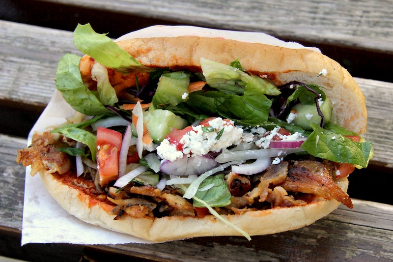 Kebab 101: ricetta, com’è fatto, versione chic, locali fast, d’asporto e a domicilio