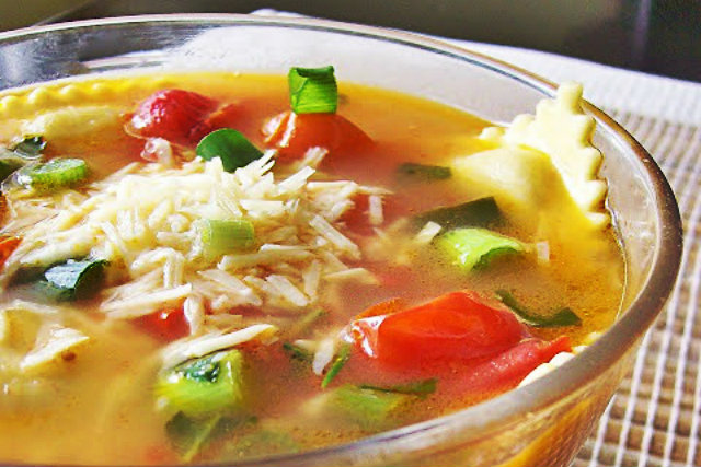 zuppa di ravioli e zucchine