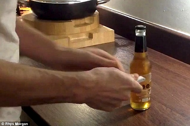 Come aprire una birra con un foglio di carta