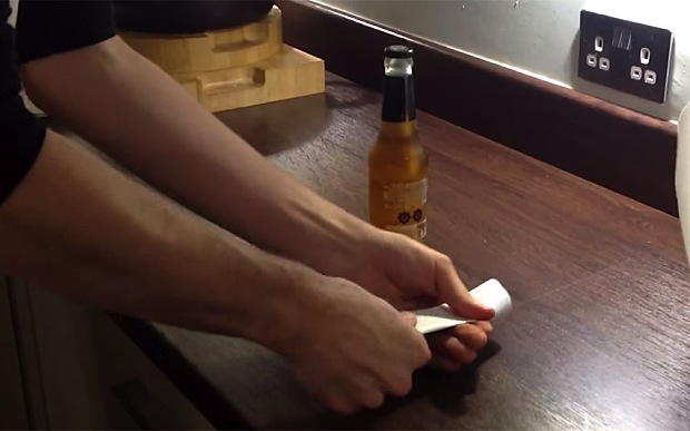 Come aprire una birra, foglio di carta