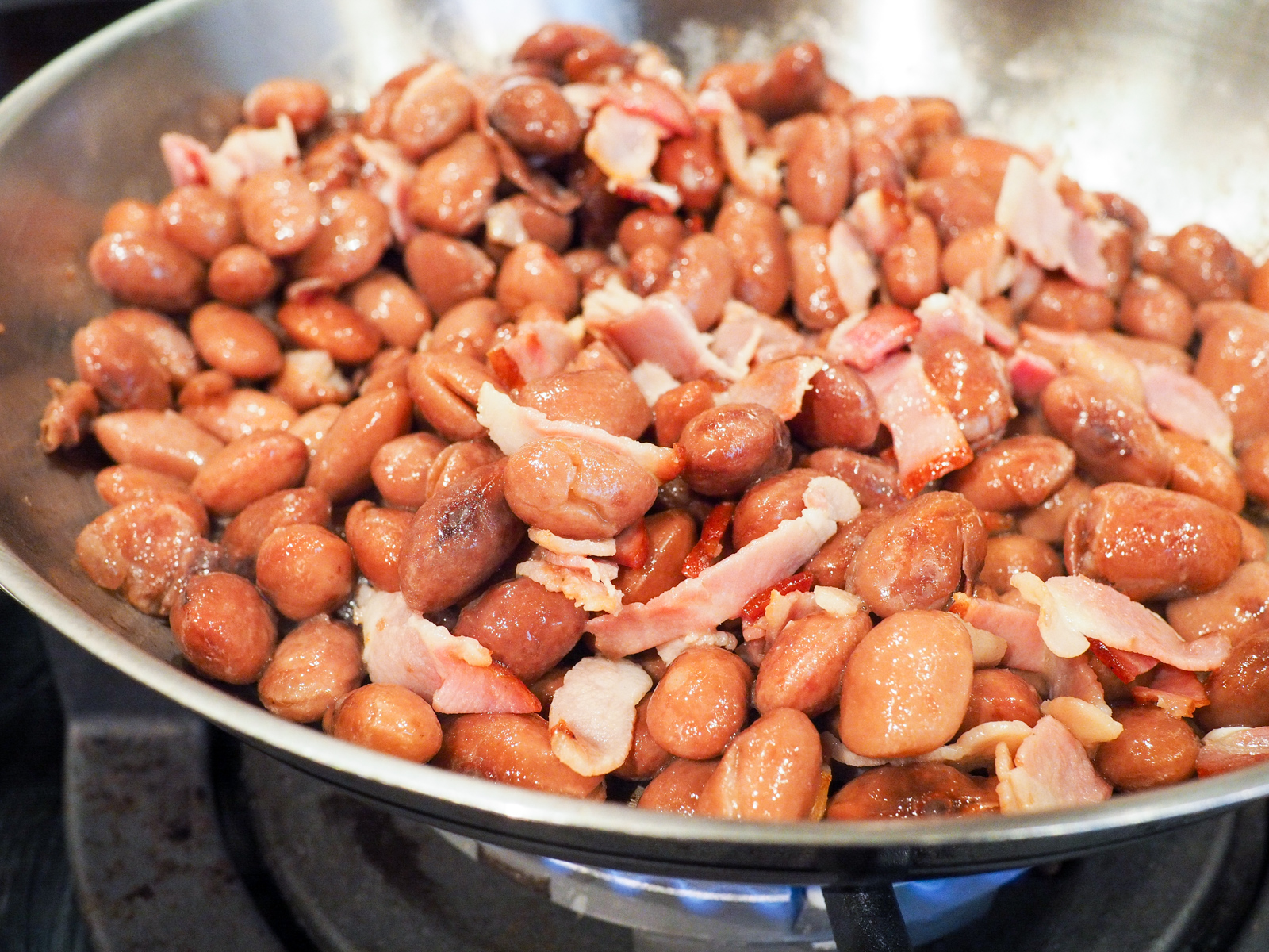fagioli e bacon in padella