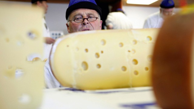 Emmental buchi nel formaggio