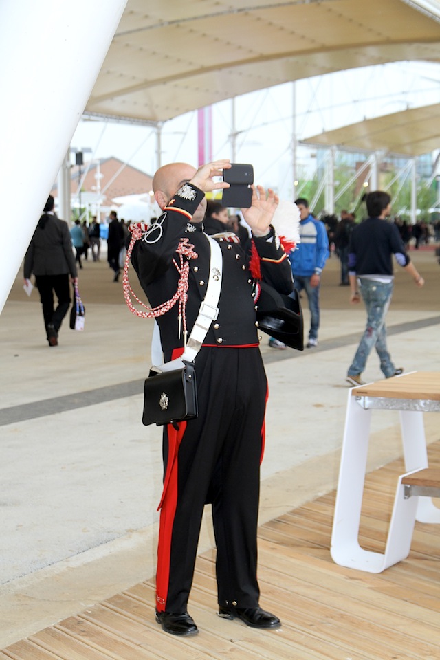 Expo 2015, selfie carabiniere