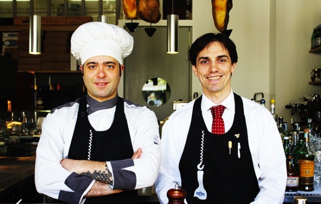Oscar Mazzoleni con lo chef del Carroponte