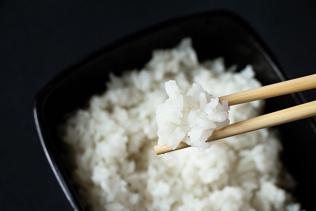 7 tecniche per cuocere il riso: chicchi perfetti dall’Italia alla Cina, passando per la Spagna