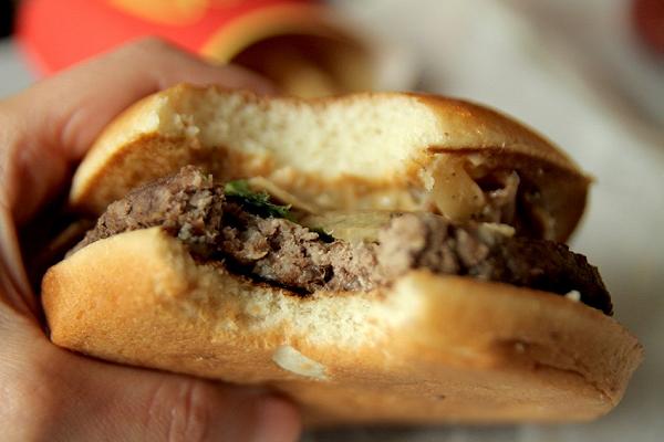 I migliori hamburger delle peggiori catene d’Italia: laidi, corrotti e di massa