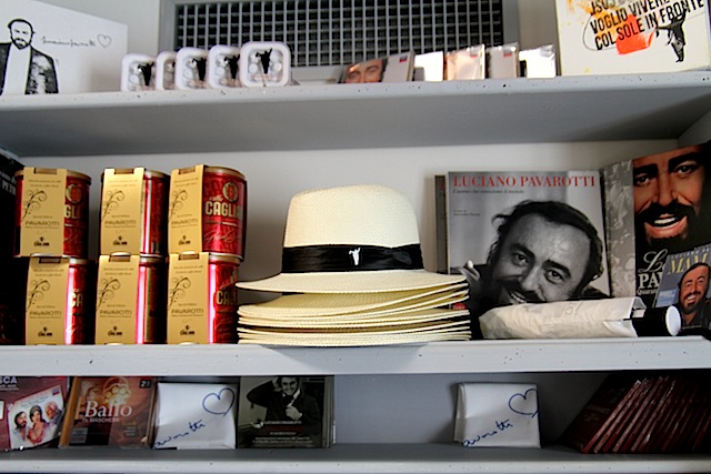 Ristorante Pavarotti, Milano, memorabilia